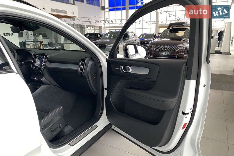 Volvo XC40 - фото 19