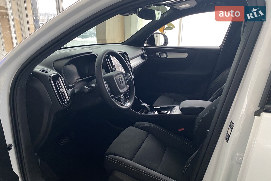 Volvo XC40 - фото 18