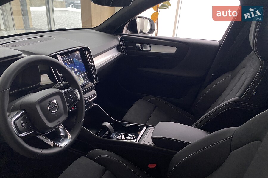 Volvo XC40 - фото 22