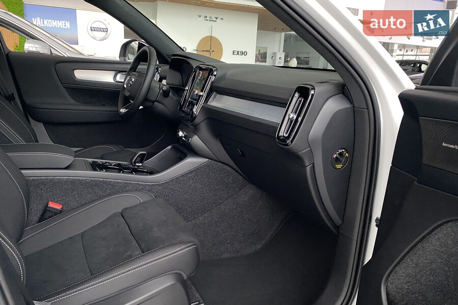 Volvo XC40 - фото 23