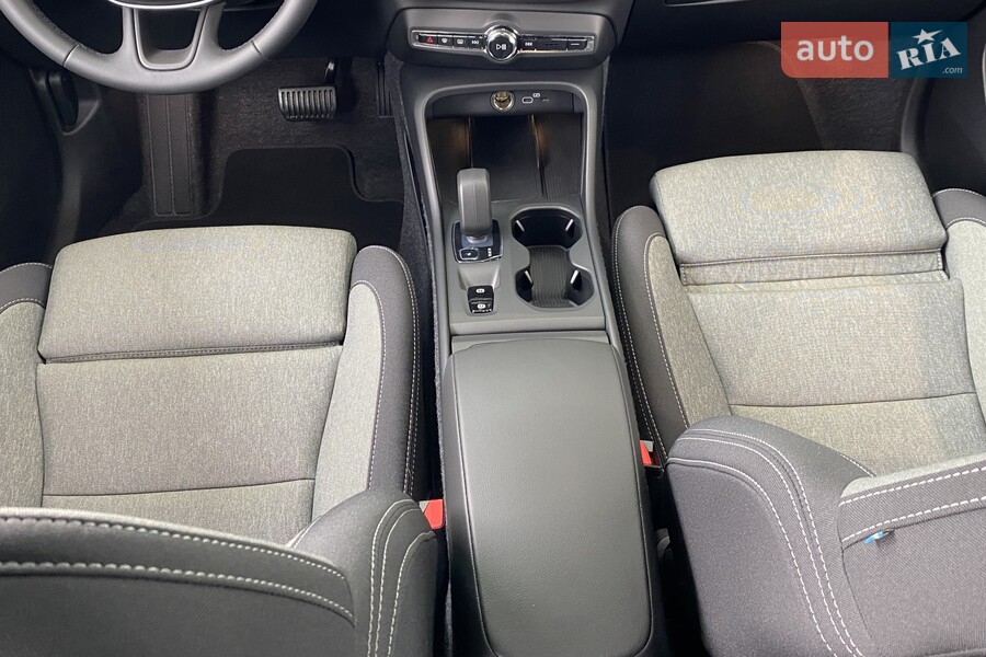 Volvo XC40 - фото 10