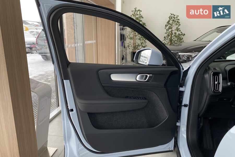 Volvo XC40 - фото 11