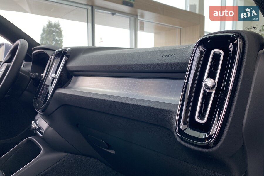 Volvo XC40 - фото 12