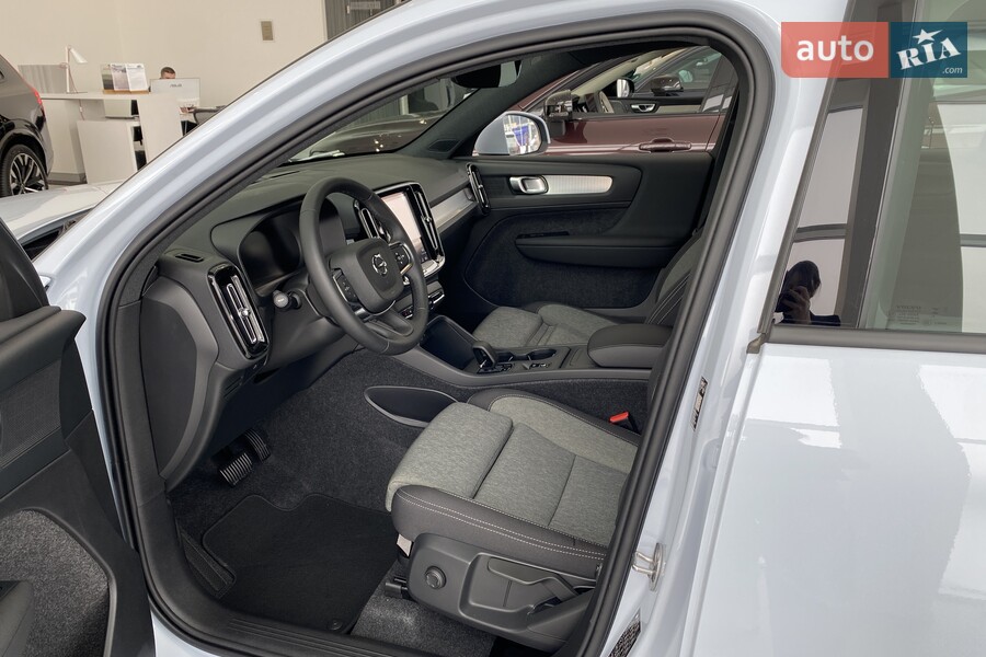 Volvo XC40 - фото 13