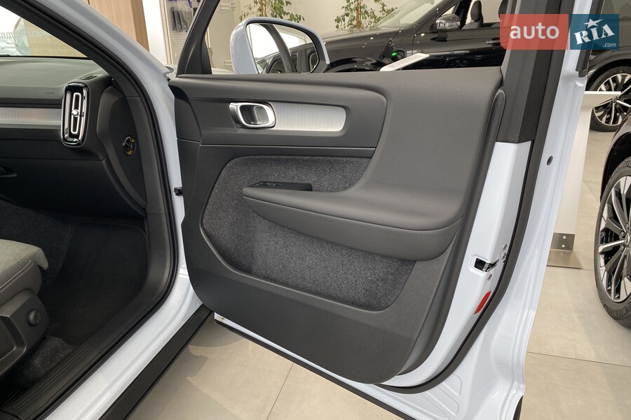Volvo XC40 - фото 15