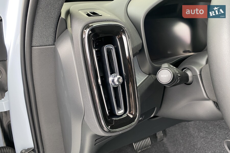 Volvo XC40 - фото 17