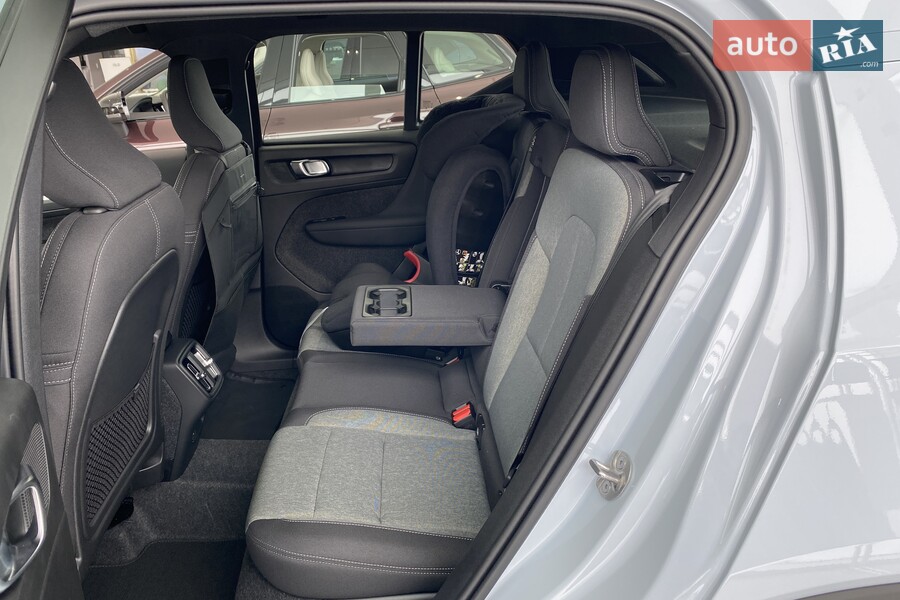 Volvo XC40 - фото 18