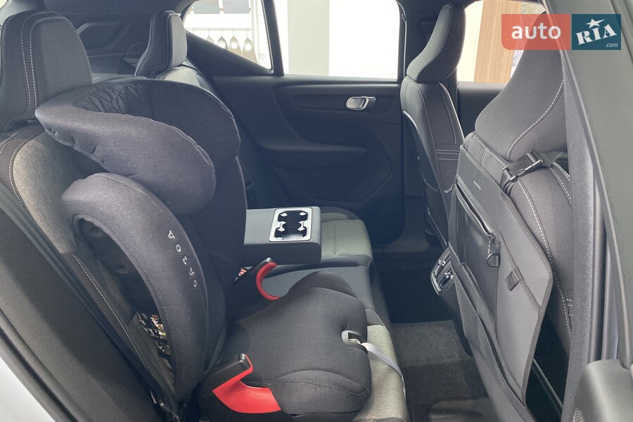Volvo XC40 - фото 23