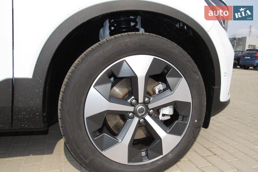 Volvo XC40 - фото 10