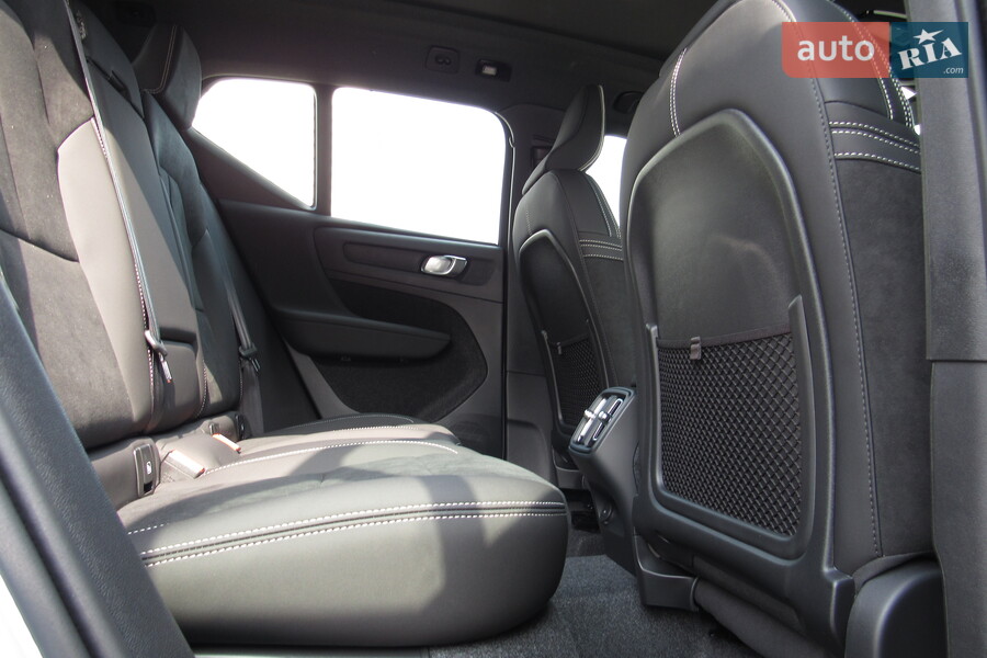 Volvo XC40 - фото 11