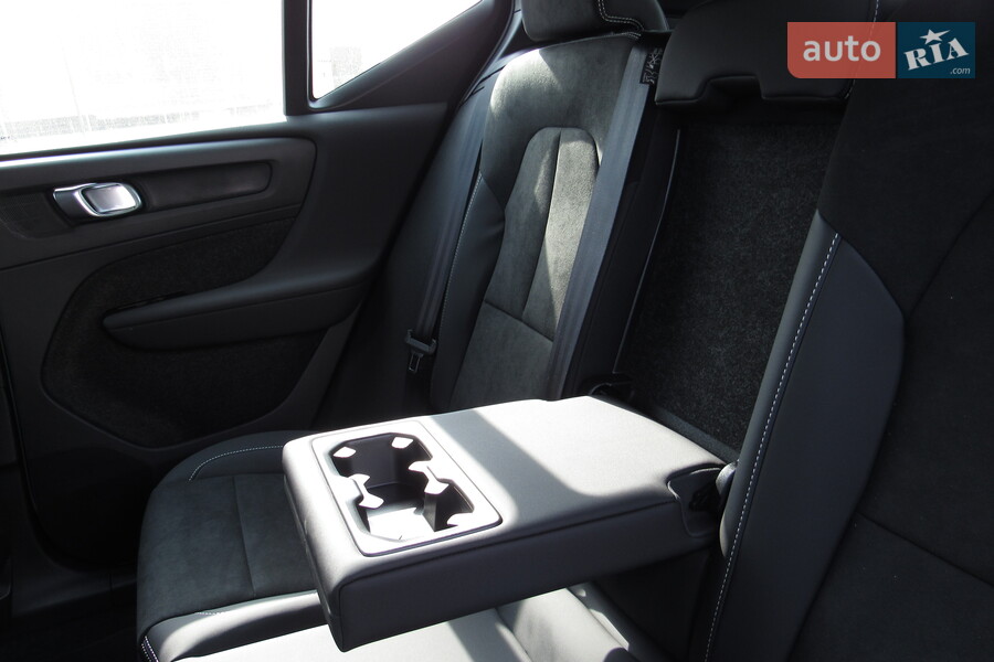 Volvo XC40 - фото 12