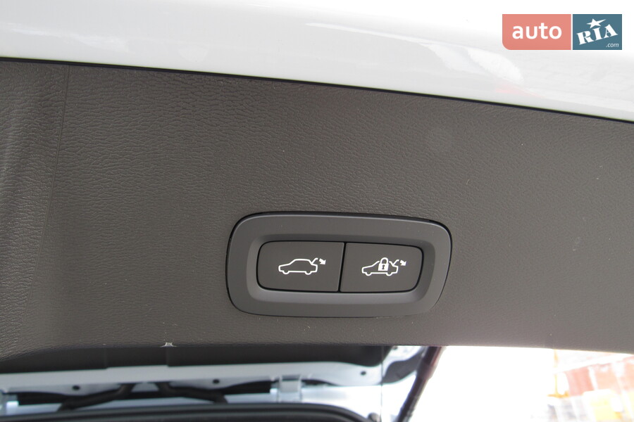 Volvo XC40 - фото 17