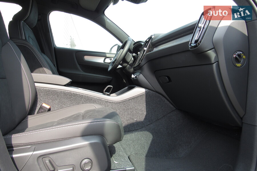 Volvo XC40 - фото 23