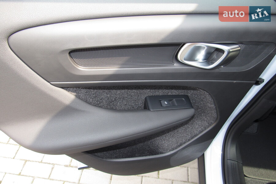 Volvo XC40 - фото 25
