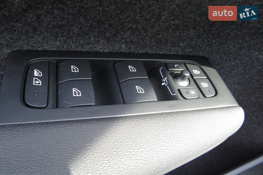 Volvo XC40 - фото 26