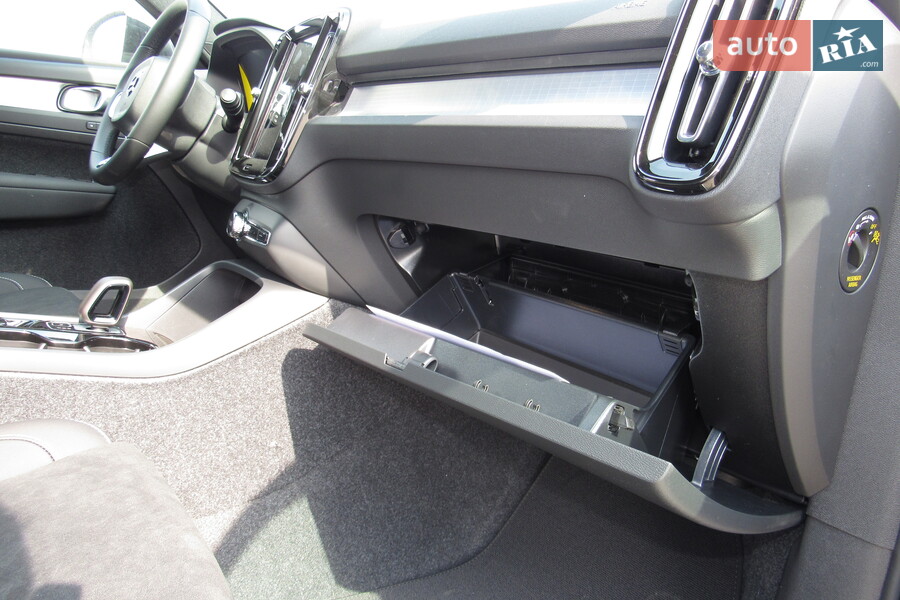 Volvo XC40 - фото 34