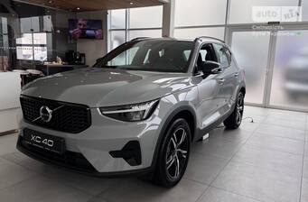 Volvo XC40 2025 Dark Plus