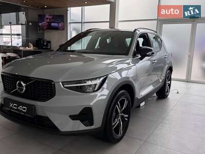 Volvo XC40 2025 Dark Plus