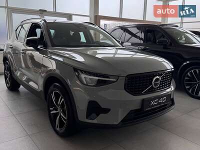 Volvo XC40 2025 Dark Plus