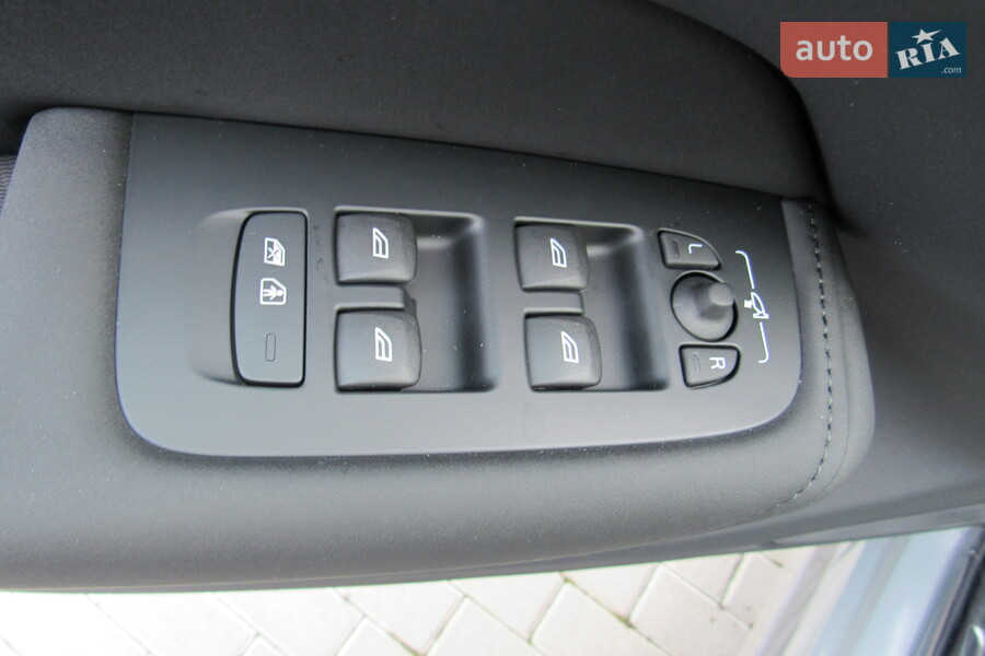 Volvo XC60 - фото 12