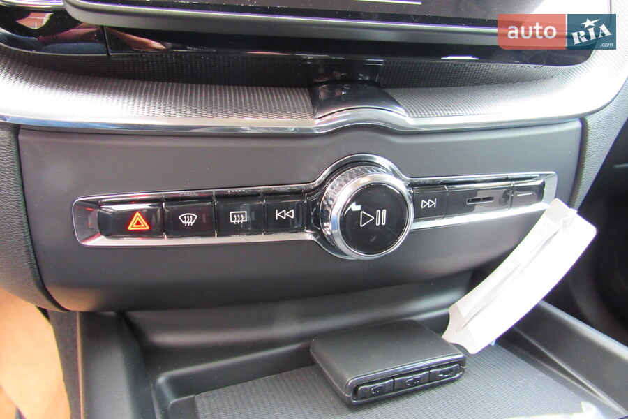 Volvo XC60 - фото 11