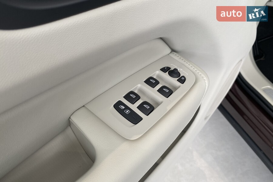 Volvo XC60 - фото 11