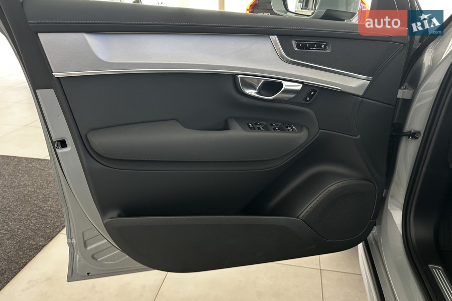 Volvo XC90 - фото 12