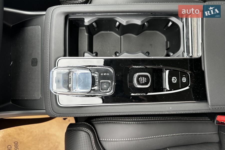 Volvo XC90 - фото 12