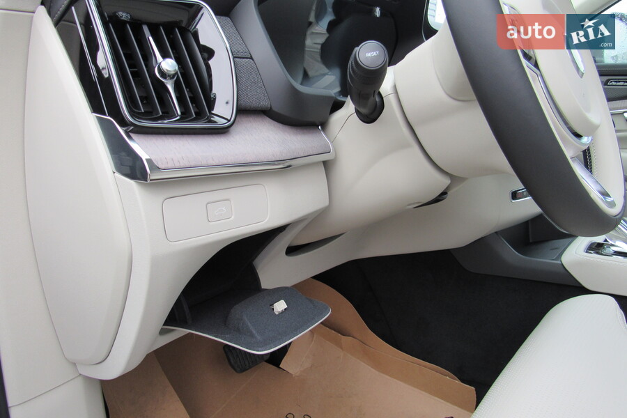 Volvo XC90 - фото 12