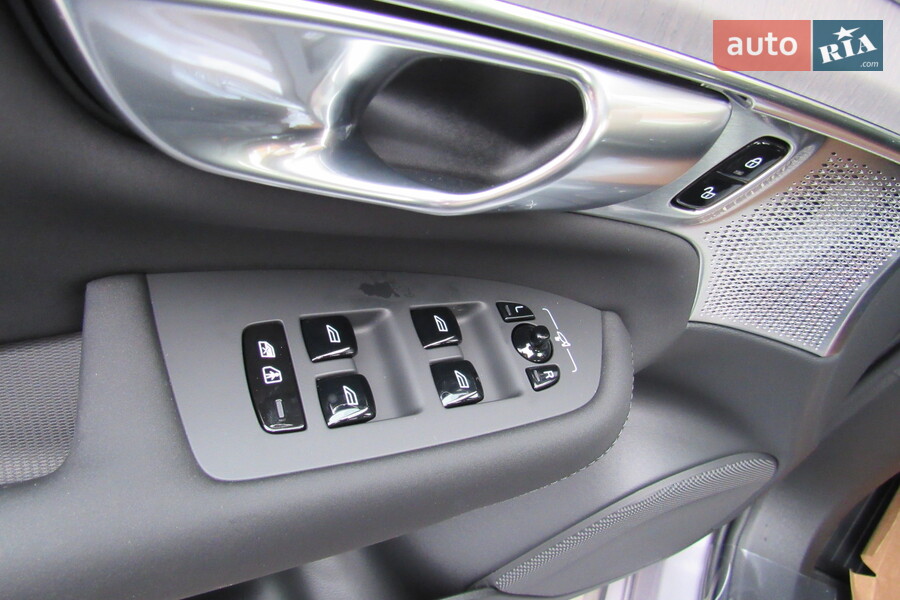 Volvo XC90 - фото 12
