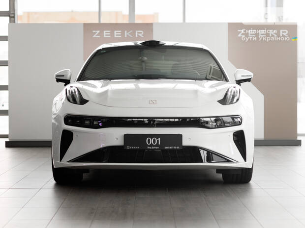 Zeekr 001 2025