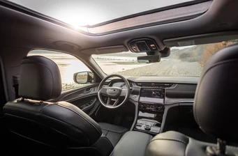 Новий Jeep Grand Cherokee інтер’єр 