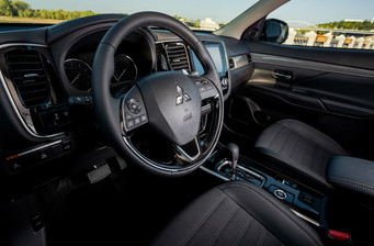 Інтер'єр Mitsubishi Outlander