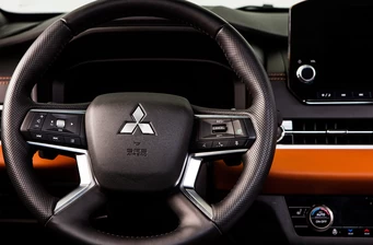 Новий Mitsubishi Outlander інтер’єр 