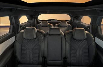Новий Peugeot e-5008 інтер’єр 