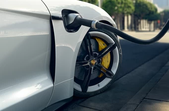 Новий Porsche Taycan технології та безпека 