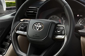 Новий Toyota Land Cruiser 300 інтер’єр 