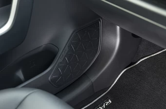 Новий Toyota RAV4 технології та безпека 