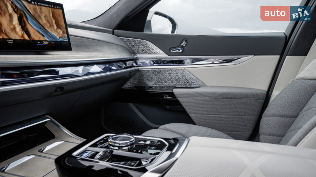 Новый BMW i7 G70 седан - фото 11