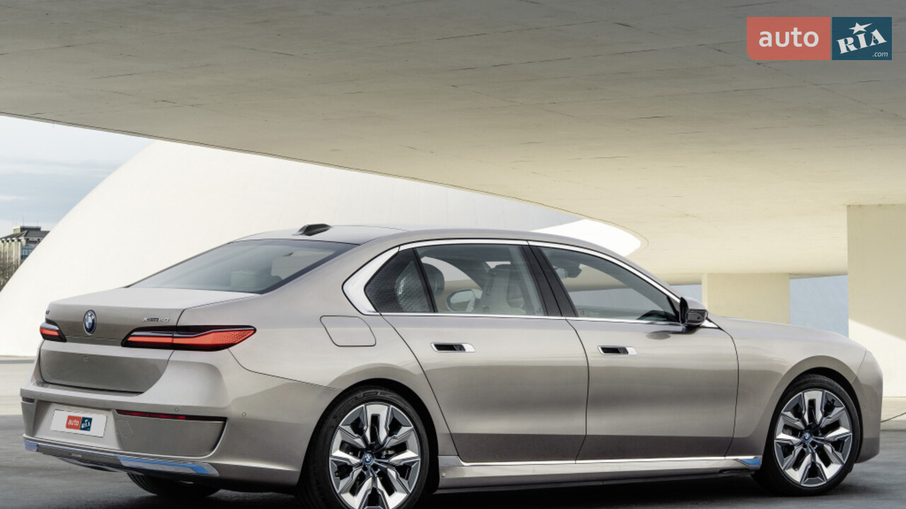 Новый BMW i7 G70 седан - фото 3