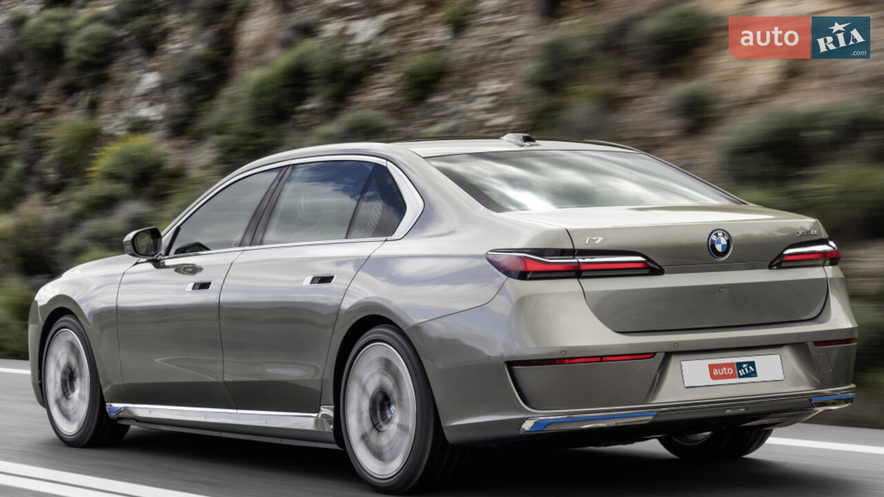 Новый BMW i7 G70 седан - фото 7