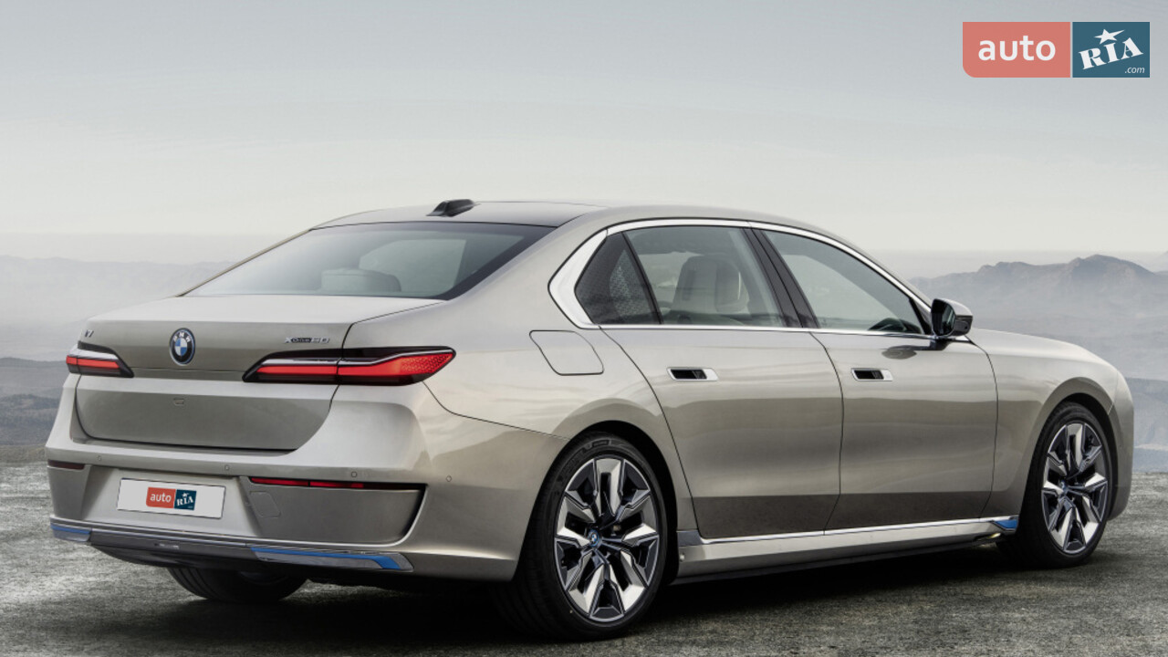 Новый BMW i7 G70 седан - фото 6