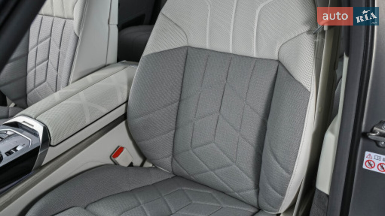 Новый BMW i7 G70 седан - фото 12