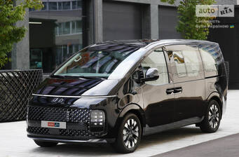 Hyundai Staria 2025 Top