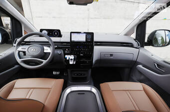 Hyundai Staria 2025 Top