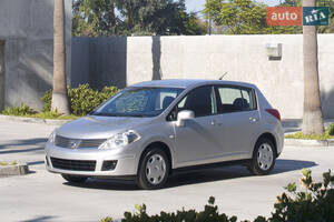 Nissan versa I поколение Хэтчбек