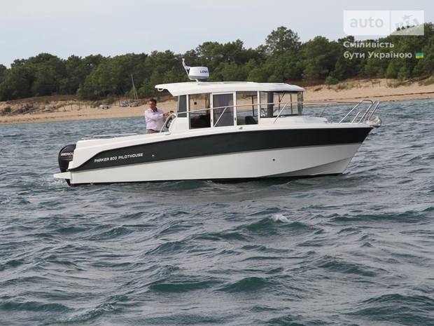 Parker 800 Pilothouse 1-е покоління Катер