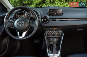 Toyota Yaris 1.3 CVT (99 л.с.) 2015