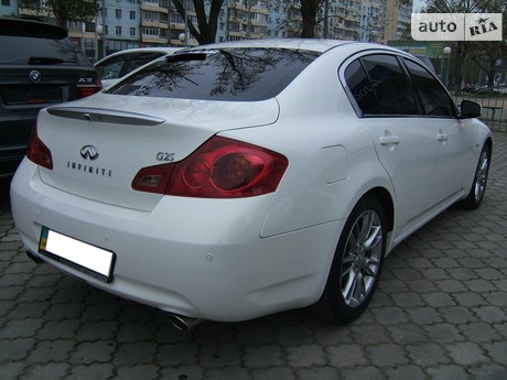Infiniti M25 2012