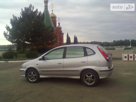 Nissan Almera Tino